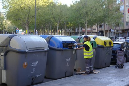 Una operaria de la brigada especial reciclando unos cartones.