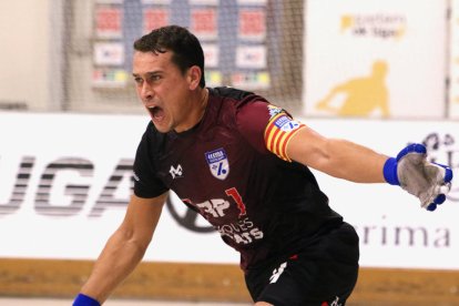 Joan Cañellas celebra eufòric el gol que va marcar i que suposava l’1-3 a favor del Lleida Llista.