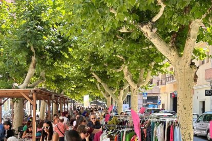 Algunos de los clientes del Mercat de les Rebaixes de Balaguer.