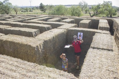 Primers visitants al laberint de palla de Sant Ramon