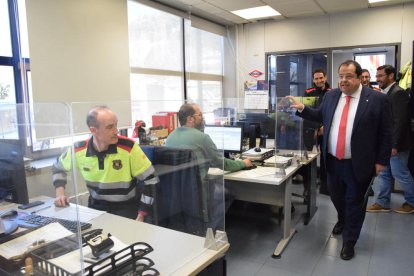 El conseller Joan Ignasi Elena va visitar ahir la comissaria de la Seu d’Urgell.