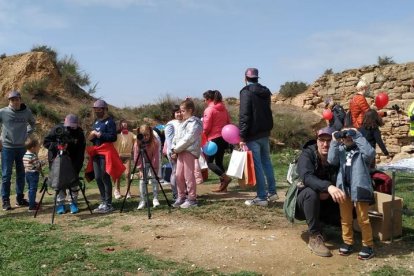 Algunes de les famílies que van passar pel punt d’observació instal·lat diumenge al turó.