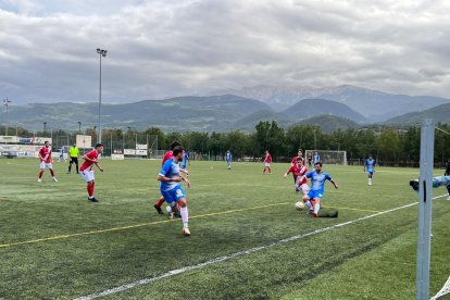 Un jugador de la Seu d’Urgell intenta passar l’esfèric a un company davant la pressió dels rivals.