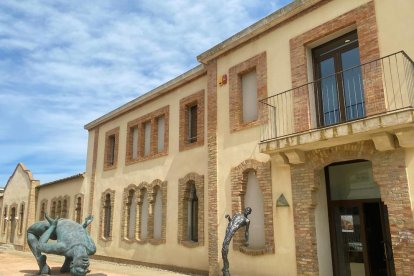 El museu d'Almacelles ocupa un edifici noucentista amb detalls postmodernistes.