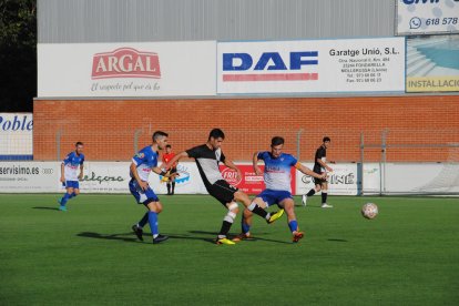 Un jugador de l’Horta intenta superar la pressió del capità local, Jofre Graells.