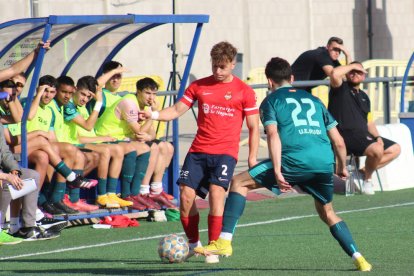 Aleix Llusà juga la pilota davant de la pressió rival.