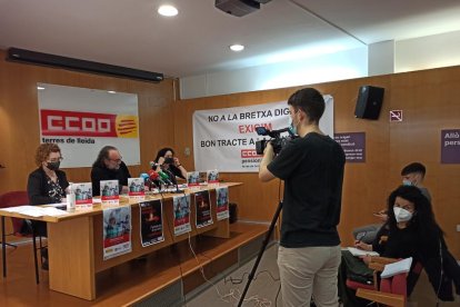 Membres de CCOO presentant ahir la campanya a Lleida.