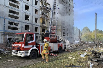 Estat en què va quedar un dels edificis de Zaporíjia bombardejats.