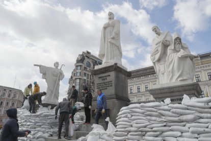 Voluntaris cobreixen amb sacs terrers els monuments de Kíiv per protegir-los dels atacs.