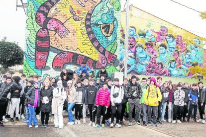 Foto de família dels 120 alumnes de l’institut Manuel Blancafort de la Garriga que van visitar dimecres Torrefarrera per admirar els murals de l’Street Art Festival.