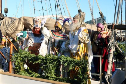 Momento del desembarco de los Reyes Magos en el Portal de la Pau de Barcelona. 