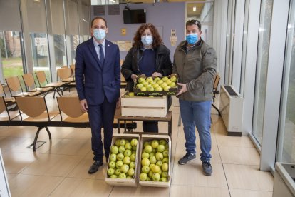 Crespín i membres de Jarc amb les pomes que han entregat.