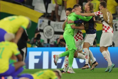 Els jugadors croats abracen el porter Livakovic, davant la decepció dels brasilers.