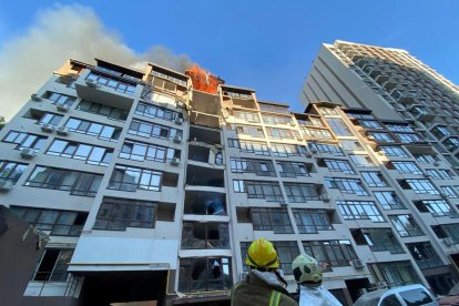 Un edifici de nou plantes de Kíiv atacat amb míssils en una imatge d'arxiu.