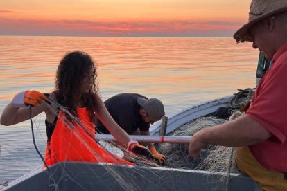 Uns pescadors treballant les arts de pesca tradicionals.