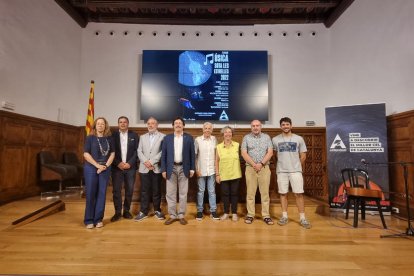 Autoridades junto a algunos de los artistas que participarán en el certamen.