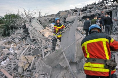 Els efectes d'un mísil rus diumenge a Zaporiyia.