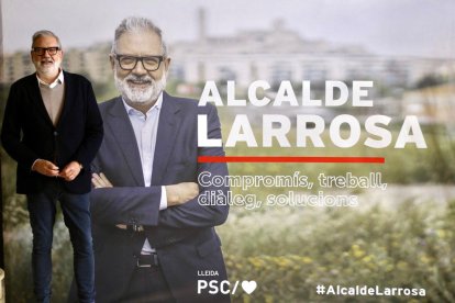 Fèlix Larrosa, junto al lema de su campaña para las municipales. 