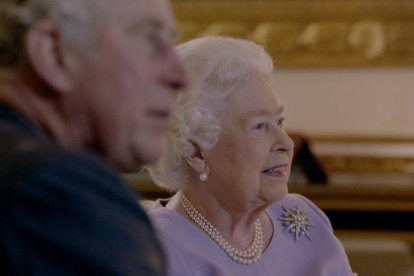 La fallecida reina de Inglaterra, Isabel II y su hijo Carlos, el nuevo rey.