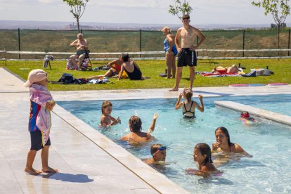 Banyistes de totes les edats aquesta setmana a les piscines de Benavent de Segrià, les últimes estrenades aquest estiu a Lleida.