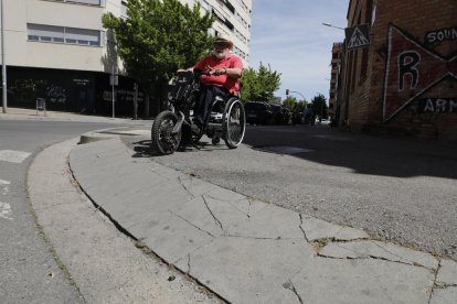 Una rampa con las baldosas rotas en la calle Comtes d’Urgell.