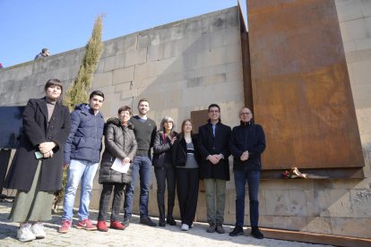 La inauguració del memorial en un dels murs d’accés al Turó de la Seu Vella.