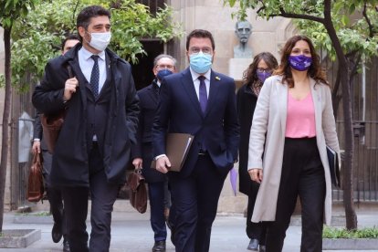 El president de la Generalitat, Pere Aragonès, el vicepresident, Jordi Puigneró, i la consellera de la Presidència, Laura Vilagrà, es dirigeixen a la reunió del Consell Executiu.