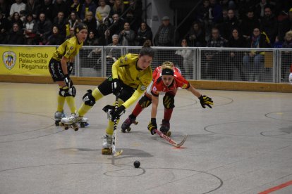 Victòria Porta supera la jugadora local Aimee Blackman, en una acció del partit.