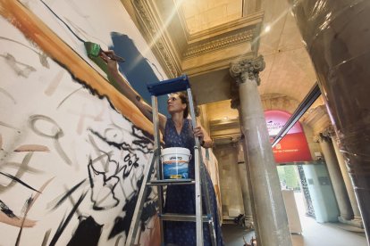 La artista leridana Lily Brick pintó ayer un mural en la inauguración de la exposición en el Palau Robert.