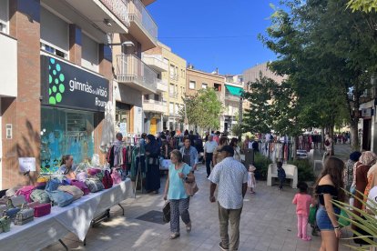 Algunos de los compradores que se acercaron ayer al Mercat de les Rebaixes de Mollerussa. 