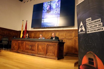 La presidenta de FGC, Marta Subirà, amb el director del Parc Astronòmic del Montsec, Salvador Ribas, i el director de l'Institut d'Estudis Ilerdencs, Juanjo Ardanuy, en la presentació a l'IEI del 8è Festival d'Astronomia del Montsec.