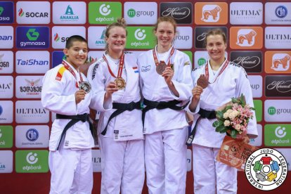 Tsunoda, a la izquierda, en el podio con la medalla de plata.