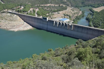 La presa de Rialb, que ahora almacena 32 hectómetros cúbicos.