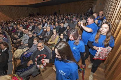 En la jornada se llenaron las 395 localidades del teatro. En la imagen la entrada de la comunidad de Ucrania en Guissona.