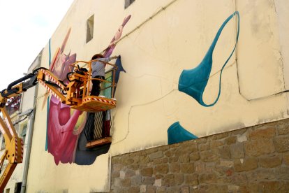 La artista italiana Rame 13 dando ayer las primeras pinceladas a su mural de Penelles. 