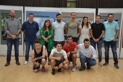 Autoridades, responsables de ACELL y Futsal Lleida, y jugadores del equipo inclusivo ayer en la Diputación.