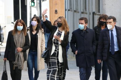 L'exconsellera i diputada d'ERC, Meritxell Serret, saludant a l'entrada del Tribunal Suprem acompanyada de Pere Aragonès, Meritxell Budó, Teresa Jordà, Marta Vilalta i el seu advocat, el 30 d'abril de 2021.