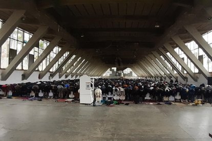 Centenares de musulmanes rezando ayer al mediodía en el Palau de Vidre. 