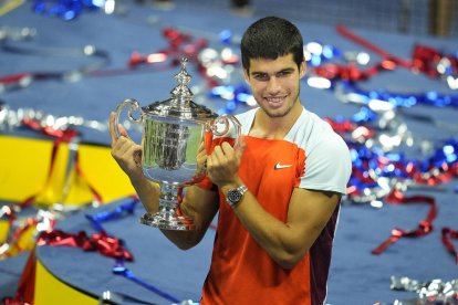 Carlos Alcaraz, con el trofeo conquistado en Nueva York, que le ha llevado al número uno mundial.