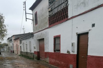 El carrer Salou, al costat del cementiri, a la Bordeta, ahir al matí ple de bassals de pluja.