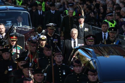 Cortejo fúnebre. Parte de la familia real británica acompañó el féretro de Isabel II de camino a St. Giles