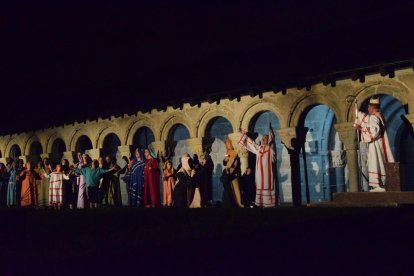 Una de les representacions aquest mes d’agost del ‘Retaule de Sant Ermengol’ al claustre de la catedral de la Seu d’Urgell.