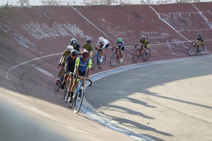 Ciclistas de la escuela del CC Terres de Lleida ayer durante un entrenamiento, mientras han comenzado las obras en los locales interiores.