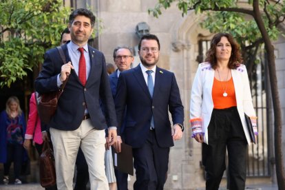 Puigneró, Aragonès y Vilagrà, que celebraron el aval a la ley, saliendo ayer del Consell Executiu.