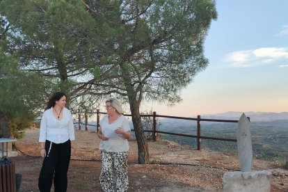 La leridana Íngrid Tost (izquierda) con la alcaldesa, Elena Llauradó, junto a la obra ‘Talaia’, y el valenciano Cristian Gil con su homenaje escultórico al viento de La Granadella.