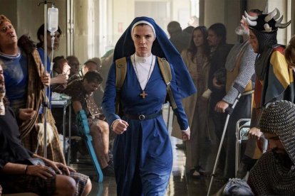 Betty Gilpin interpreta la germana Simone, protagonista del xou.