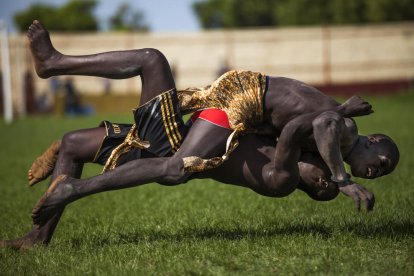 Dos participants dels comtats d’Imatong i Terekeka en la Competició Nacional de Lluita a l’estadi Juba.  