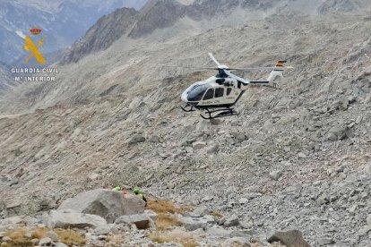 Imatge del rescat de l’excursionista que va morir ahir a Montanui.