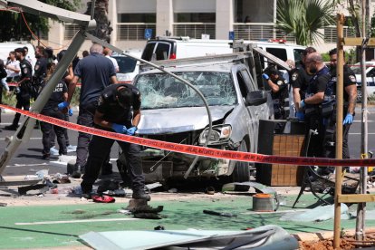 Oficiales de seguridad israelíes trabajan en el lugar del atropello intencionado en Tel Aviv.