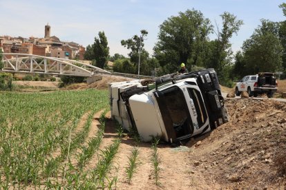 Herido al volcar un camión de la basura en Butsènit d'Urgell